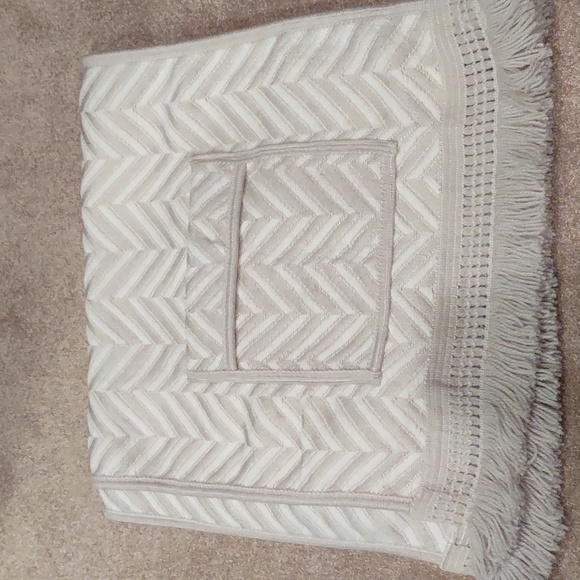 le petit Accessories - Taupe and cream pocket throw, wrap